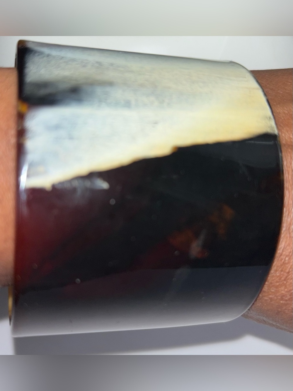 NATURAL HORN BRACLET.
Tortoiseshell Dark Amber and Cream